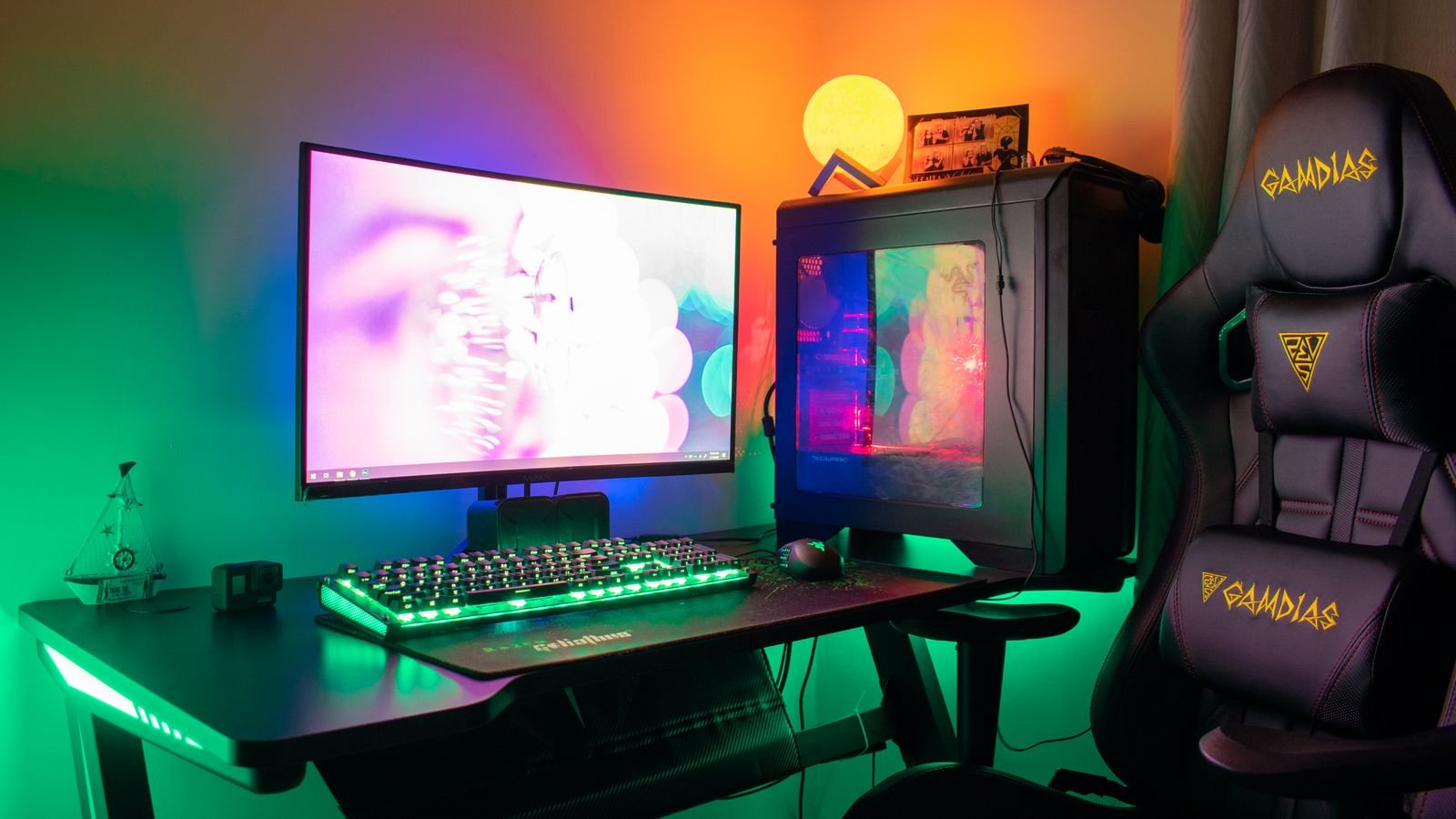 Gaming chair in a dark RGB-lit gaming room, similar to the Symino gaming chair