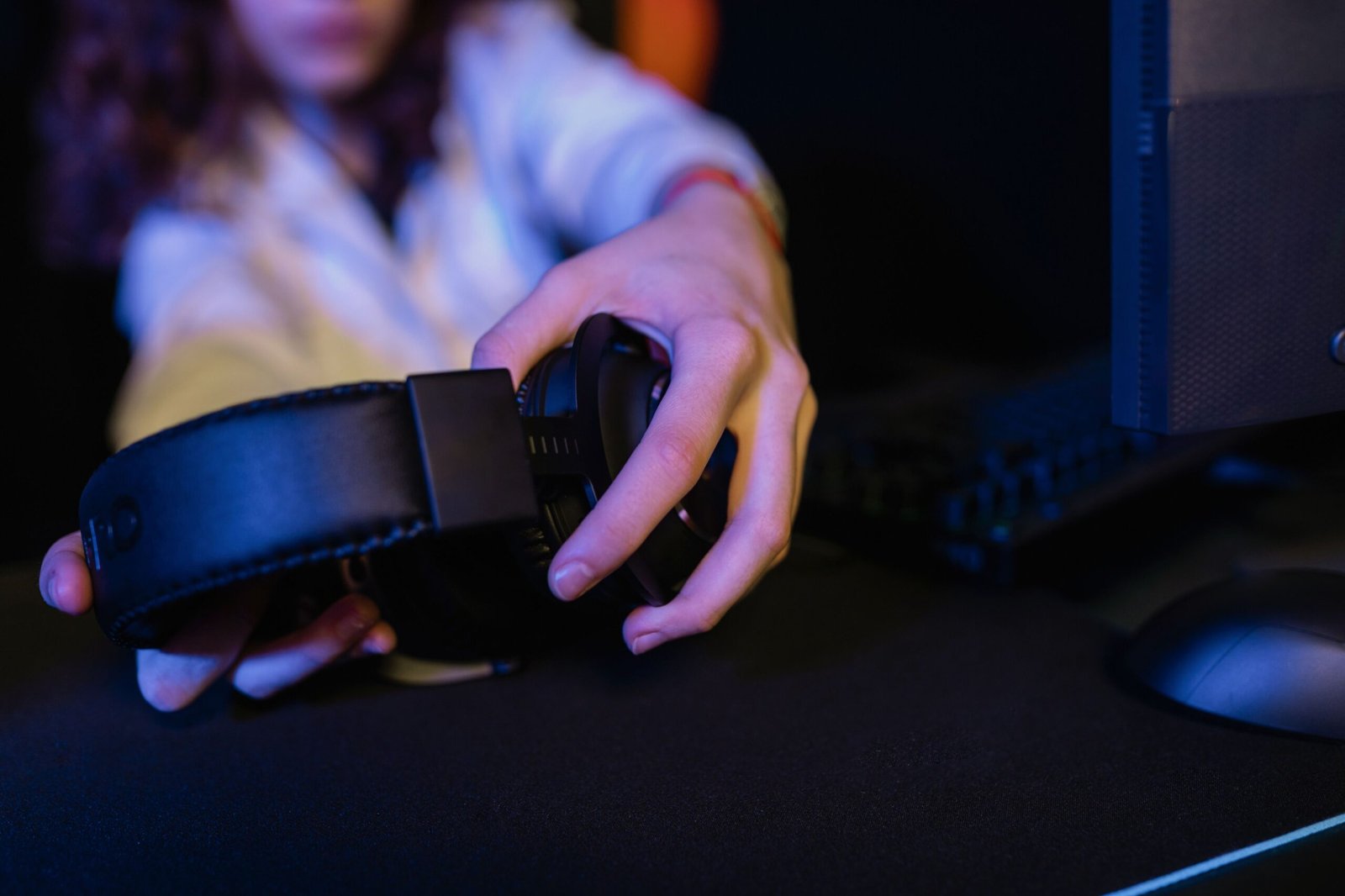 Laptop screen showing a simple browser game, usable without an internet connection